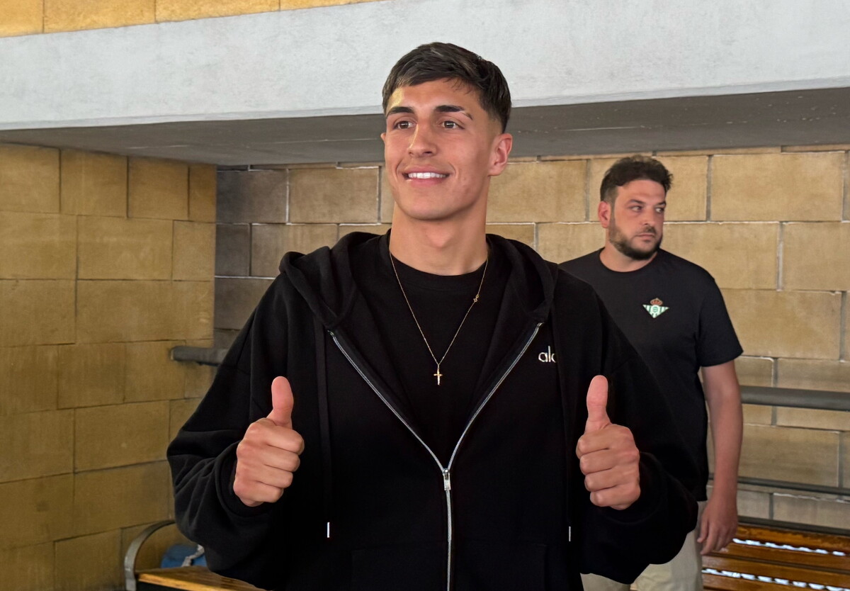 Facundo Bernal en su arribo a Sevilla, previo a firmar con el Betis.