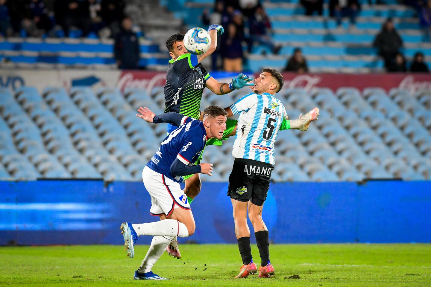 ¿Fue falta? González toca levemente a Denis ante la mirada de Macelli. Era el tercero de Nacional en el final. 