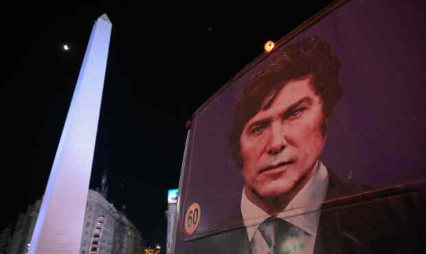 La cara de Javier Milei y el Obelisco atrás.