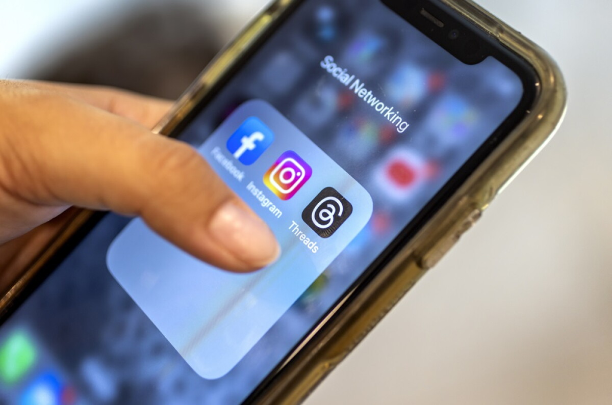 Una persona que usa un teléfono móvil inicia sesión en una aplicación.