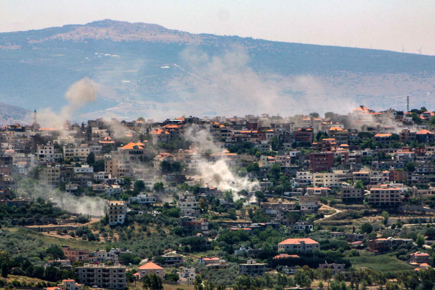 El humo se eleva durante un ataque israelí en la aldea fronteriza libanesa de Khiam.