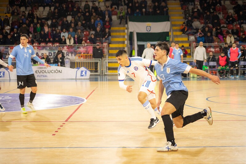 Maximiliano Navarro en acción en el partido entre Uruguay y Chile en mayores por la Liga Evolución de futsal.