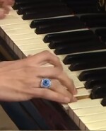 Las manos de la actriz y comunicadora sobre el piano, en el estudio de "Vamo Arriba".