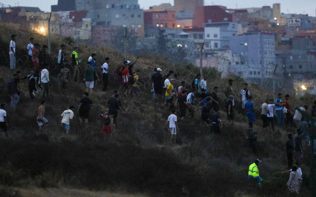 Crisis migratoria en Ceuta: España despliega al ejército en la frontera tras el ingreso en masa