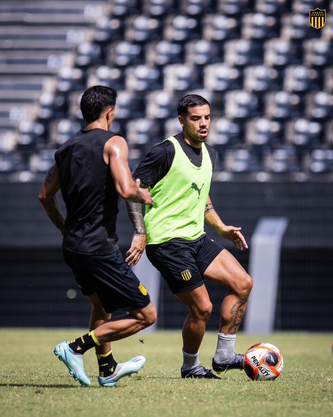Eduardo Darias y David Terans en un entrenamiento de Peñarol en el Estadio Campeón del Siglo.