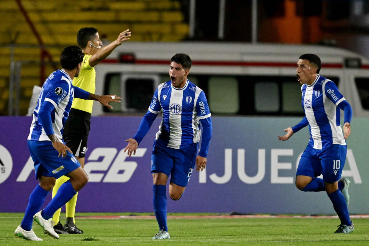 Renzo Sánchez festeja el primer gol de Juventud por Copa Libertadores, en Ecuador ante Universidad Católica.