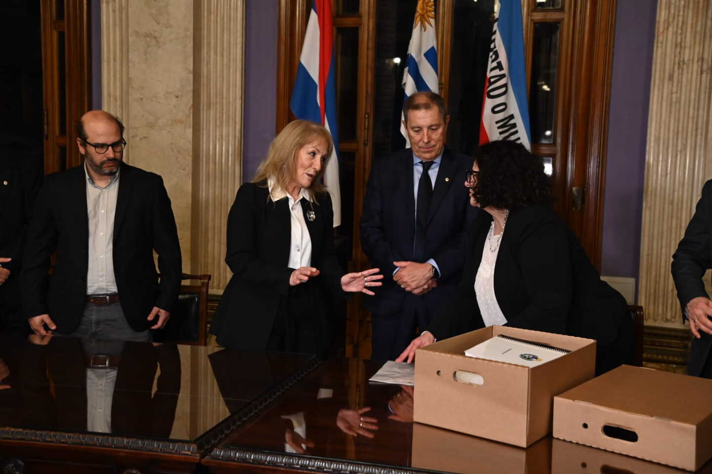 El ministro de Economía, Gabriel Oddone, entregó el proyecto de Ley de Presupuesto