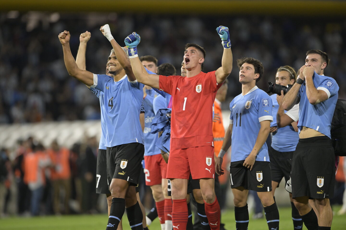 La selección uruguaya celebra la victoria 2-0 ante Argentina en La Bombonera por Eliminatorias.