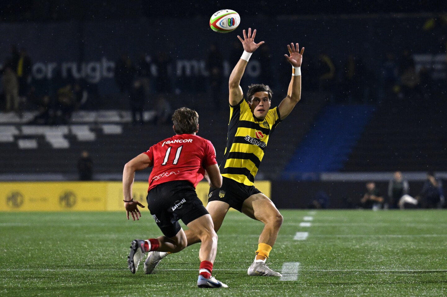 Peñarol y Dogos XV en la final de Super Rugby Americas cuatro.jpg