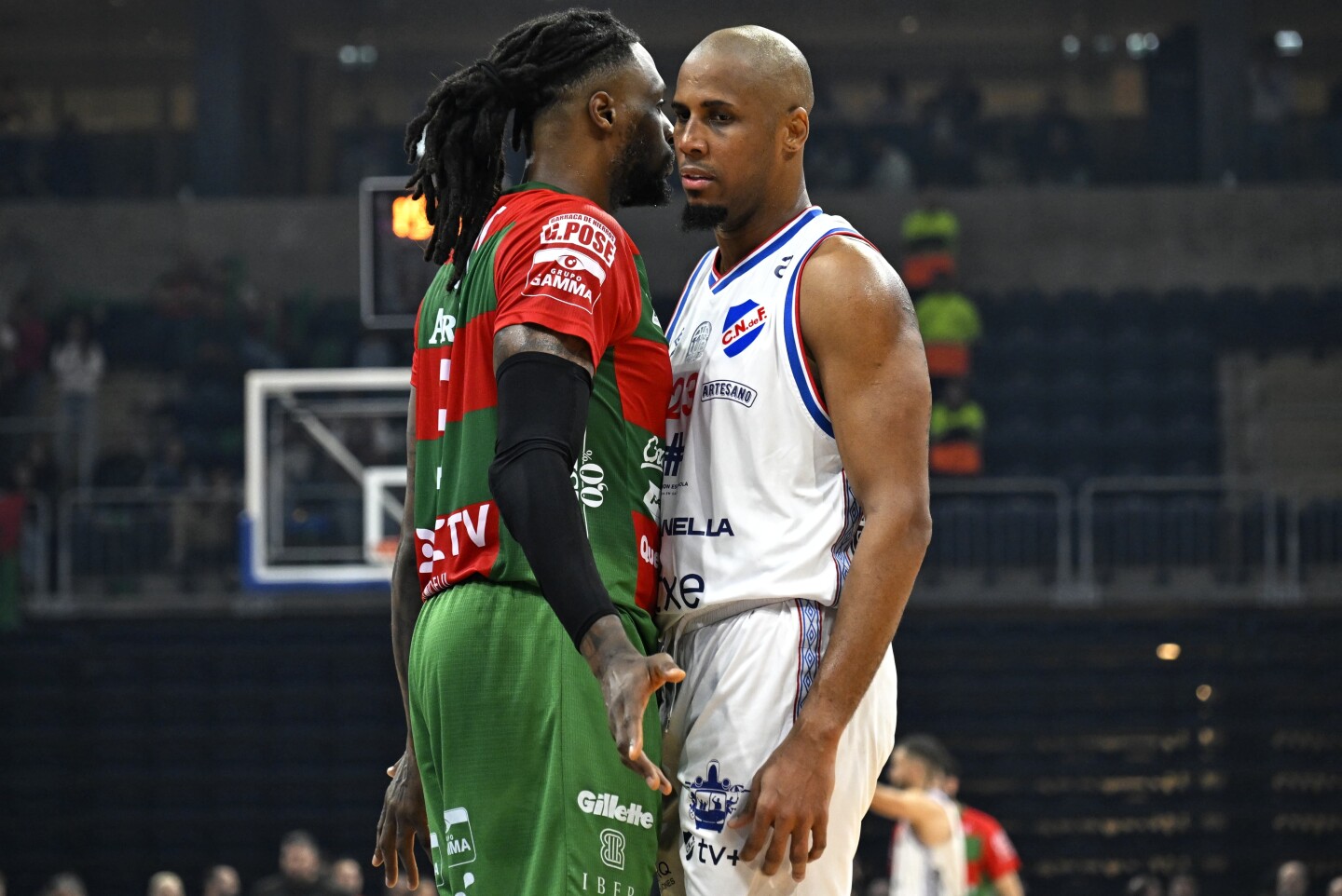 Frank Hassell ante Ernesto Oglivie en la final de la Liga Uruguaya de Básquetbol entre Nacional y Aguada.