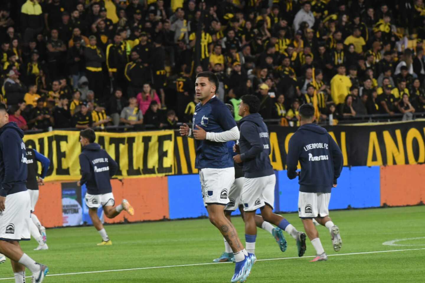 Los jugadores de Liverpool en el calentamiento previo al partido con Peñarol.