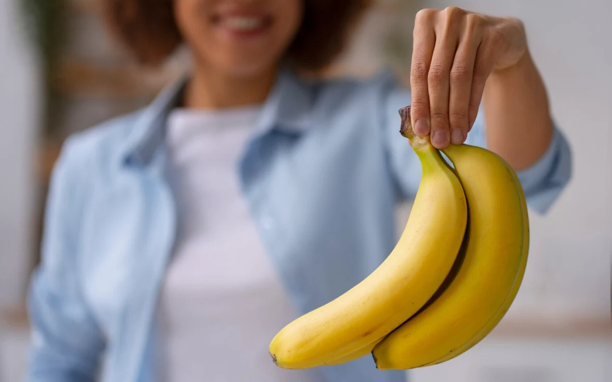 Comer banana después de cenar: qué beneficios puede aportar y cómo favorecer el descanso