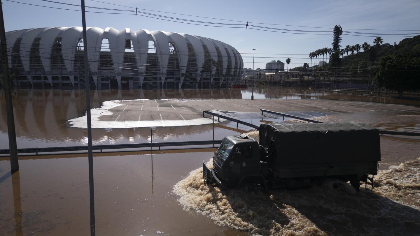 Camión cruza por una calle inundada en Río Grande do Sul.