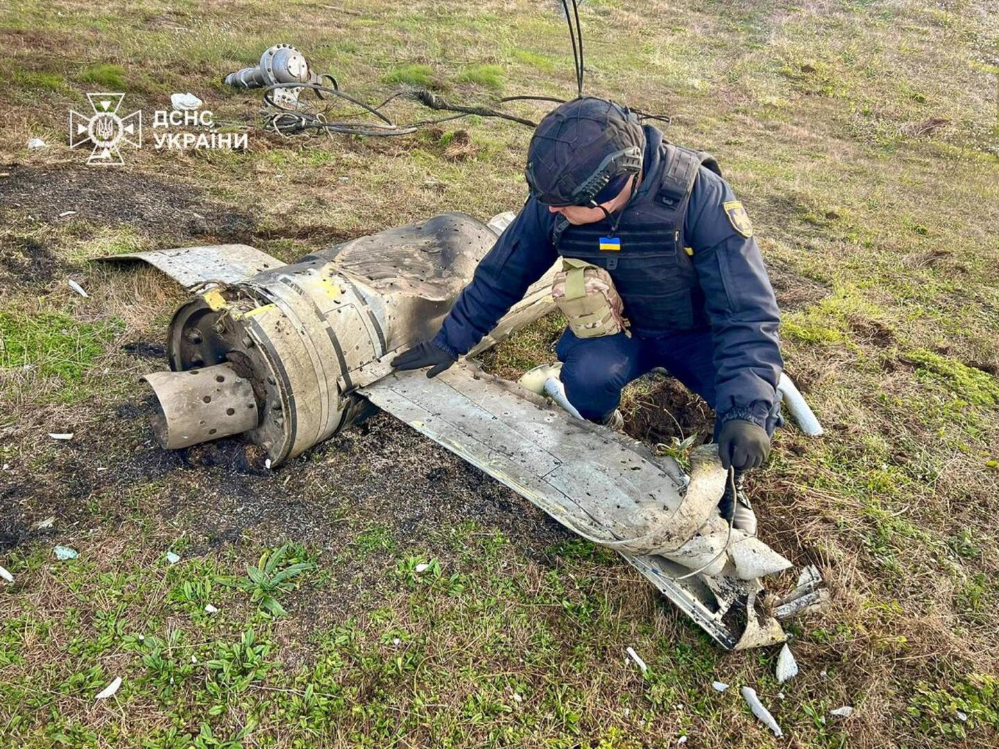 Personal de emergencia ucraniano inspecciona misil ruso.