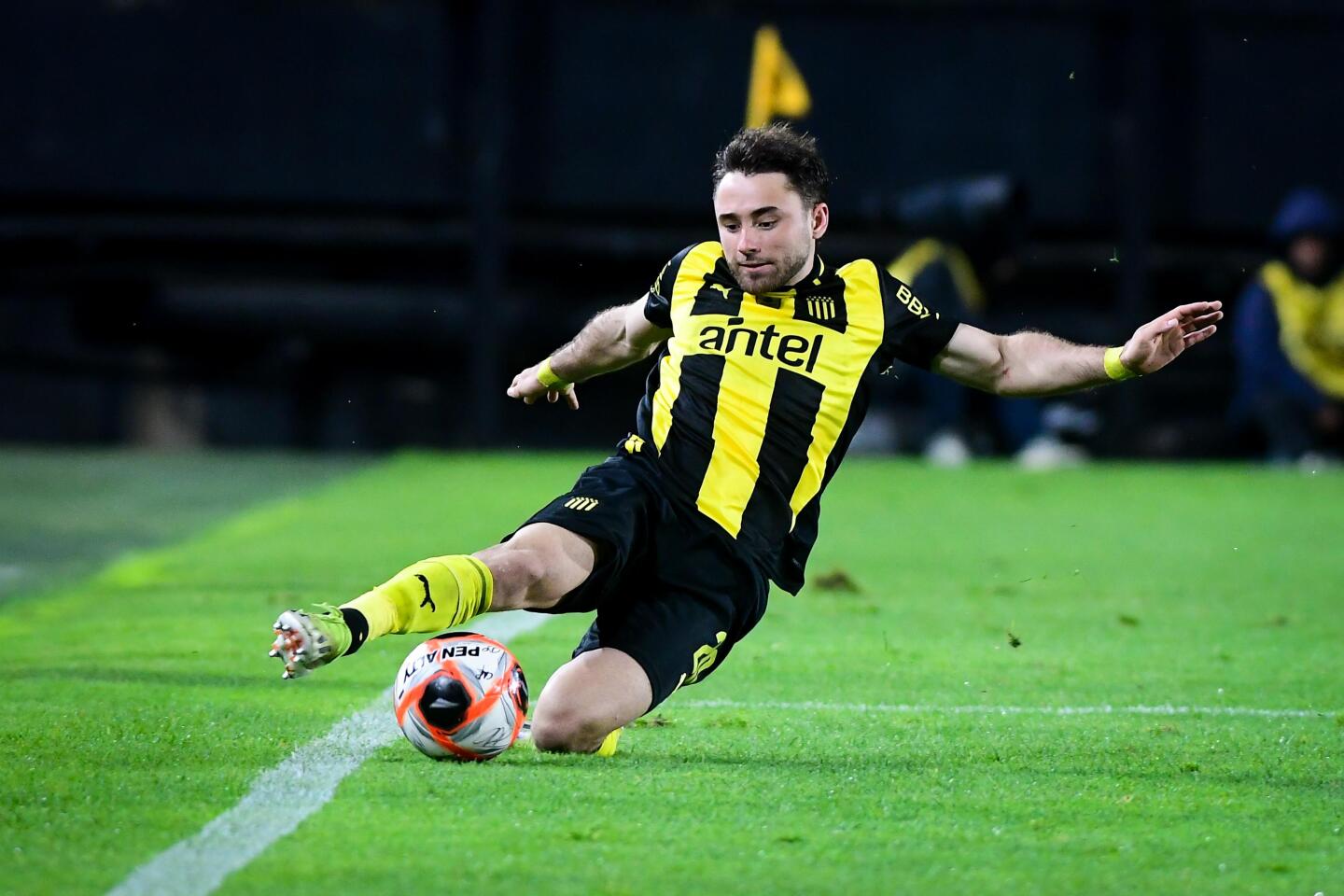Pedro Milans disputa la pelota en el partido entre Peñarol y Danubio.