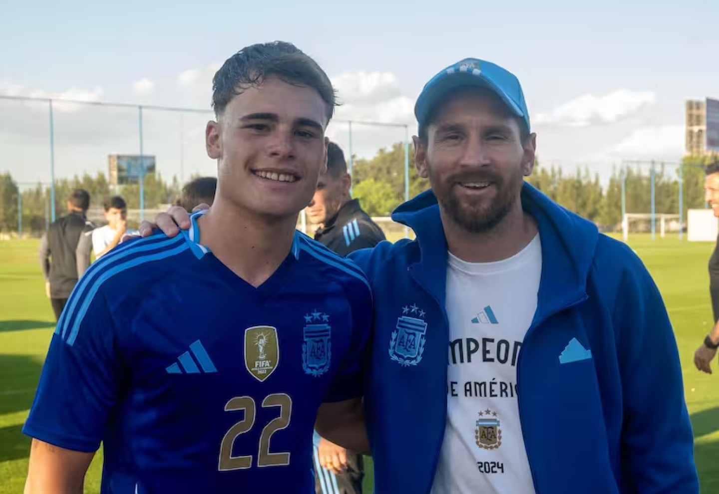 Mateo Silvetti y Lionel Messi en Ezeiza.