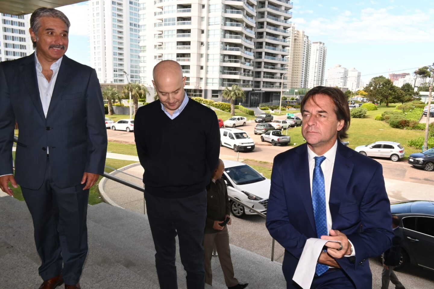 Luis Lacalle Pou ingresando a la reunión de líderes Santander de América del Sur, en Punta del Este.
