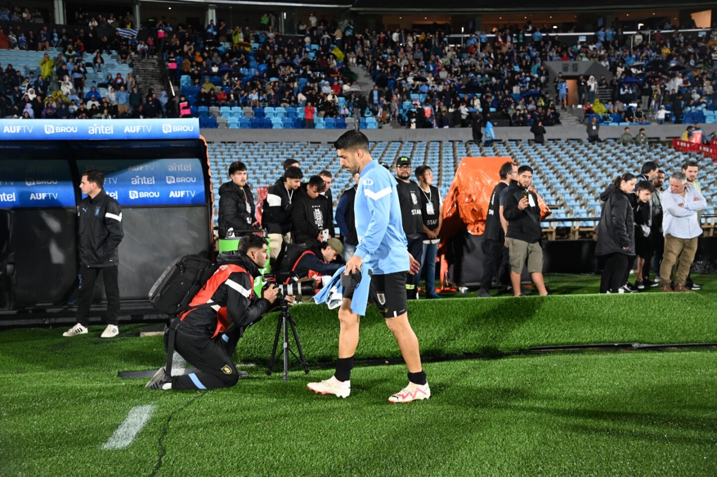 Luis Suárez caminando rumbo al banco de suplentes.