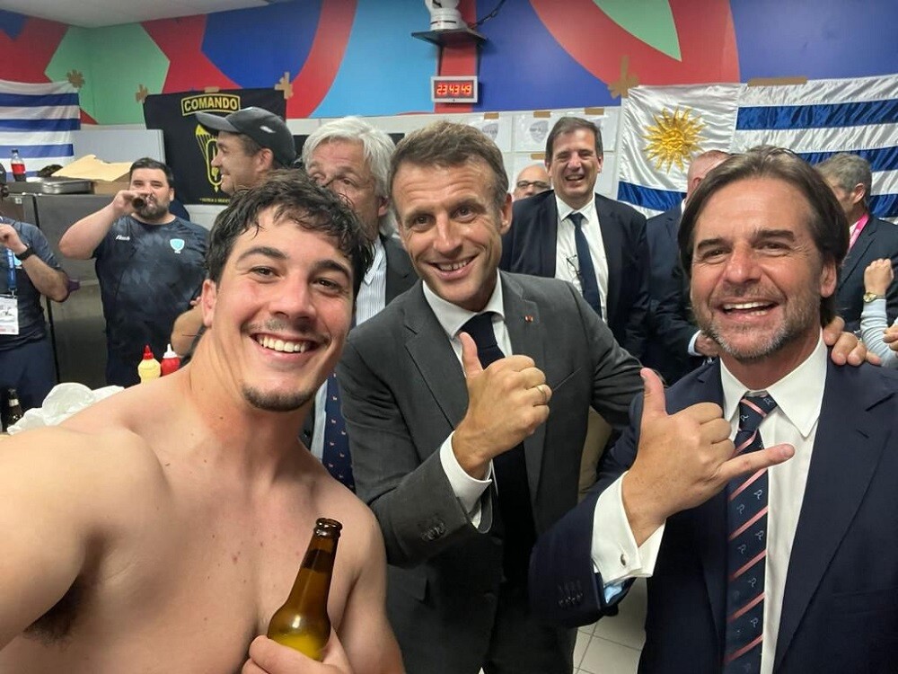 Carlos Deus con el presidente de Francia, Emmanuel Macron, y Luis Lacalle Pou.