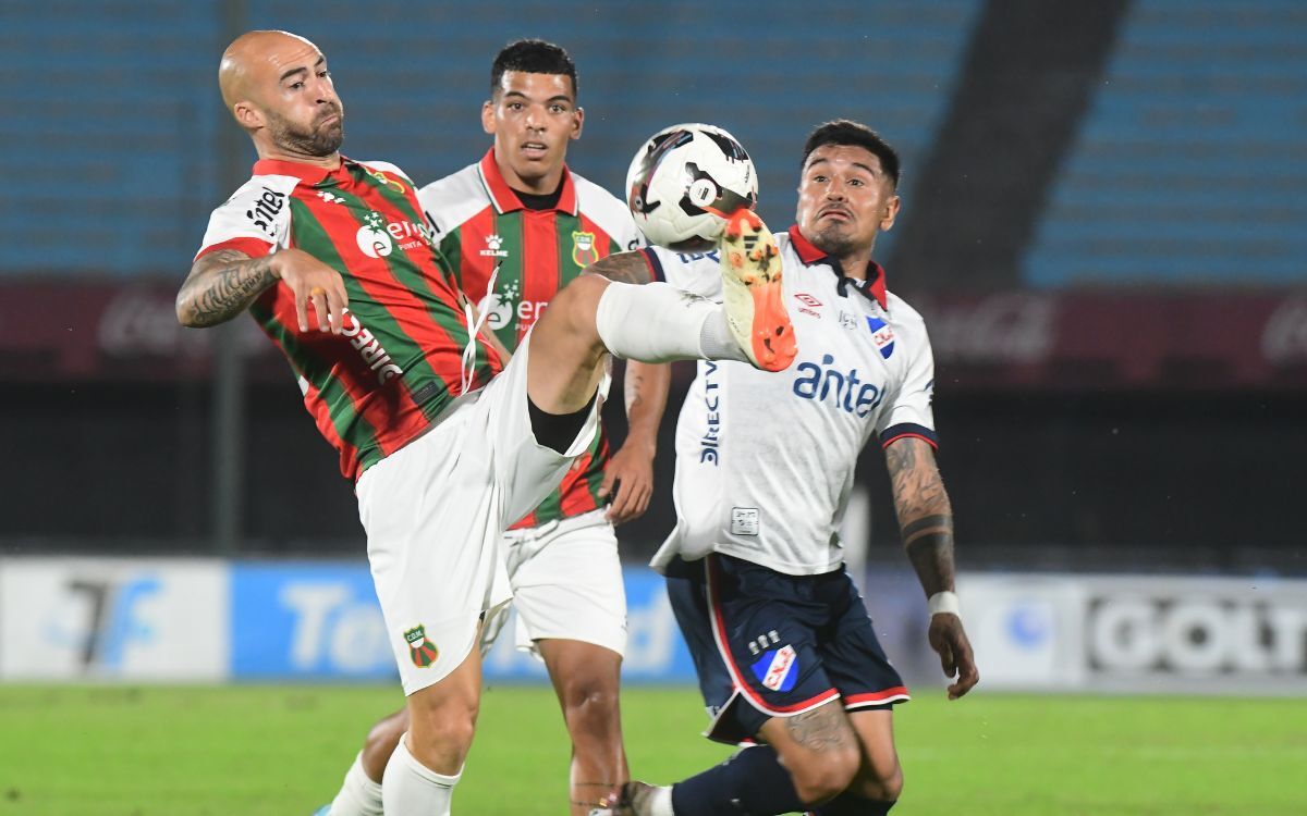 Antonio Galeano ante la marca de Facundo Tealde y Diego Romero en el partido entre Nacional y Deportivo Maldonado.