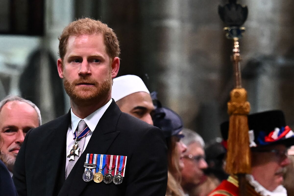 El príncipe Harry, duque de Sussex, durante la salida de los recién coronados Carlos III y Camila.