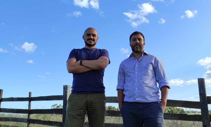 Guillermo Silveira y Gonzalo Ferrando son cuñados y productores de ovinos y caprinos de la zona de Cerrillos, Canelones. Son también productores pequeños, familiares, y son la primera generación de sus familias que trabajan también de otra cosa. Guillermo en Licenciado en Relaciones Internacionales y Gonzalo Tecnólogo Informático.