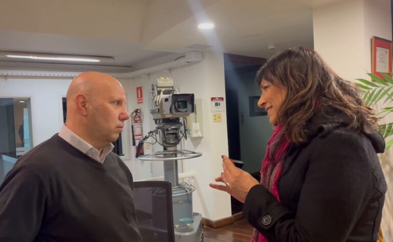 Blanca Rodríguez hace un pedido al momento de entregar sus llaves de la oficina de Canal 10