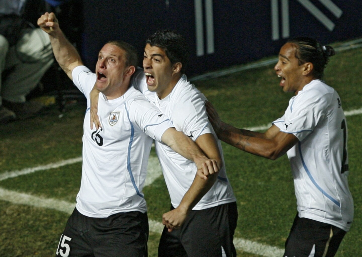 Diego "Ruso" Pérez, Luis Suárez y Álvaro "Palito" Pereira celebran el gol contra Argentina en la Copa América 2011