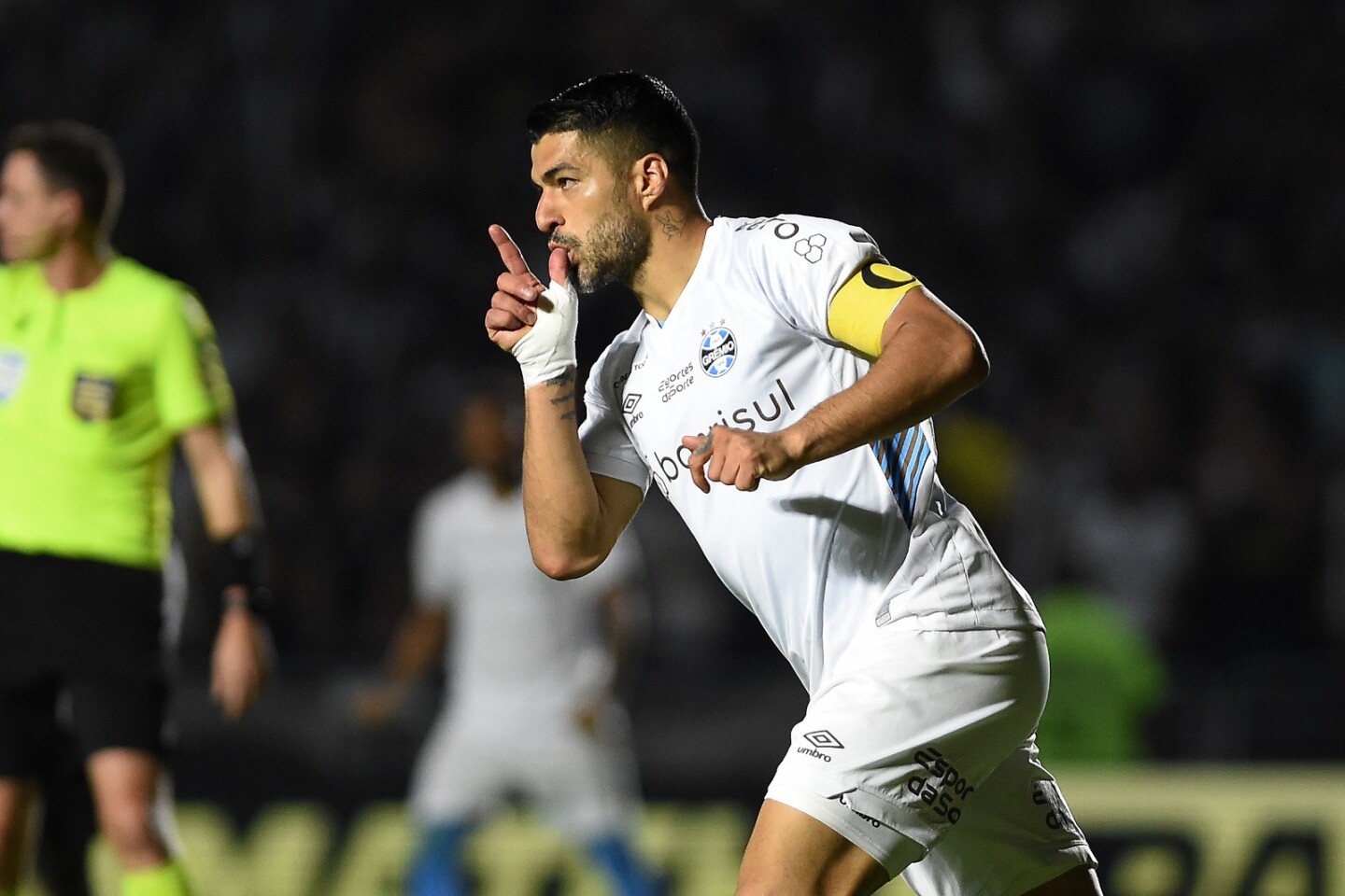 Luis Suárez celebra sus goles con el Gremio.