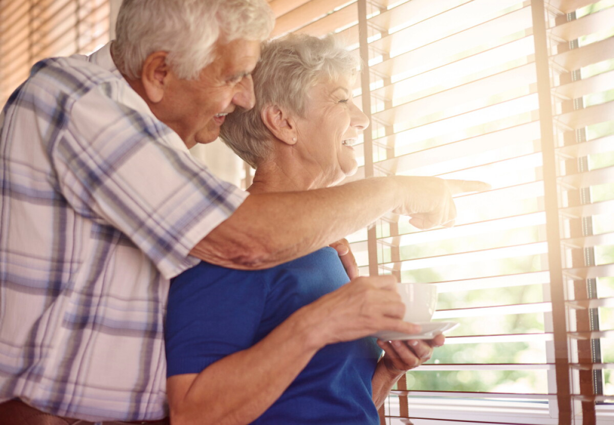 Abuelos mirando por la ventana