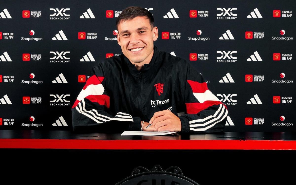 Manuel Ugarte firmando su contrato con el Manchester United.