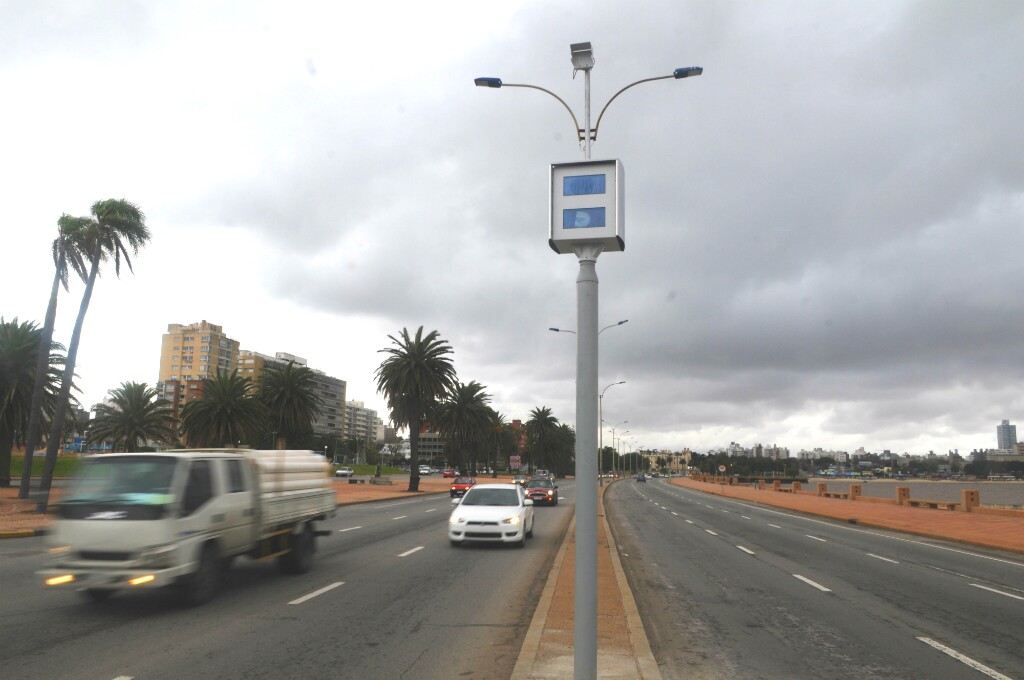 Radares de transito en la rambla de Montevideo. Foto: Fernando Ponzetto