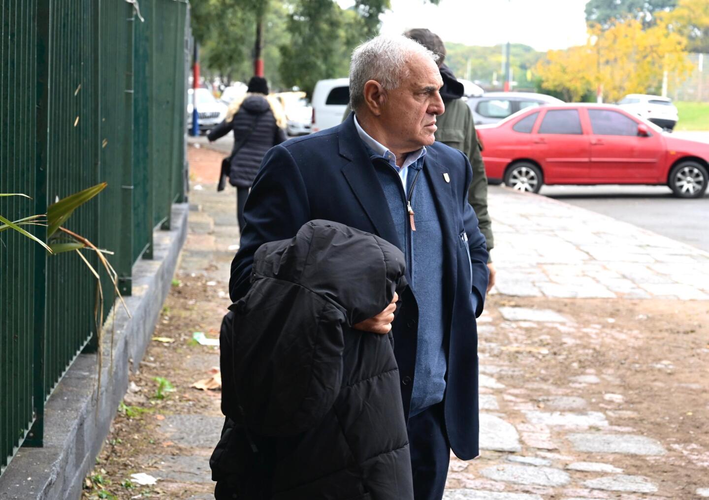 Carlos Manta, integrante del Comité Ejecutivo de AUF, en su arribo a la reunión por los derechos de televisión.