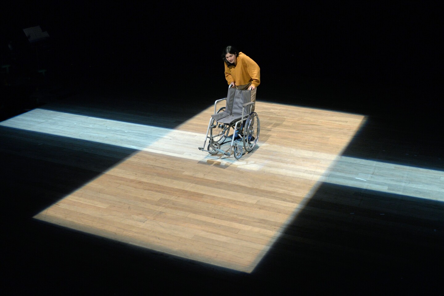 Andrea Hernández interpretando a Olga en la obra "El peso de un cuerpo"