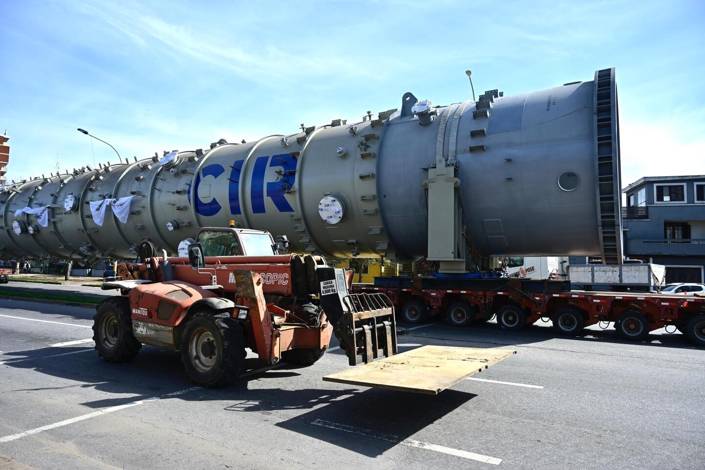 Traslado de columna de gran porte por Montevideo