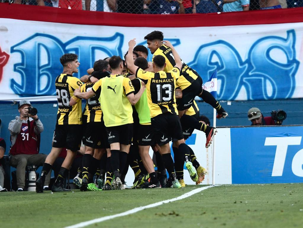 Los jugadores de Peñarol celebran el gol del empate ante Nacional.