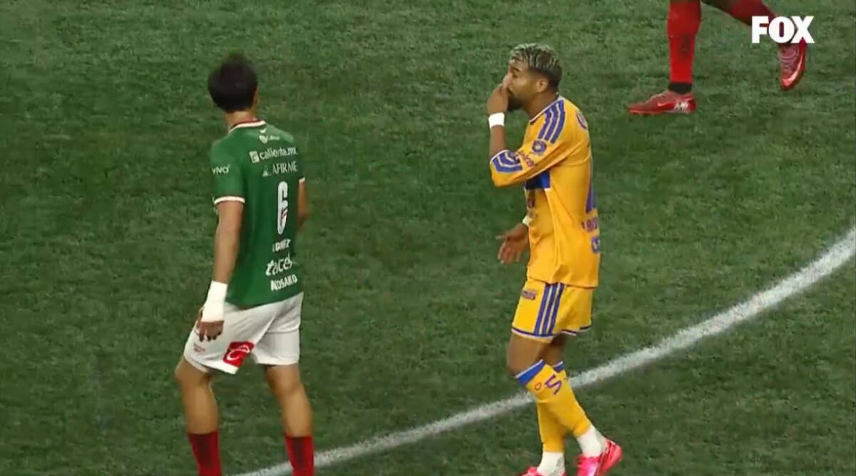 Rodrigo Aguirre expulsado en México por taparse la boca