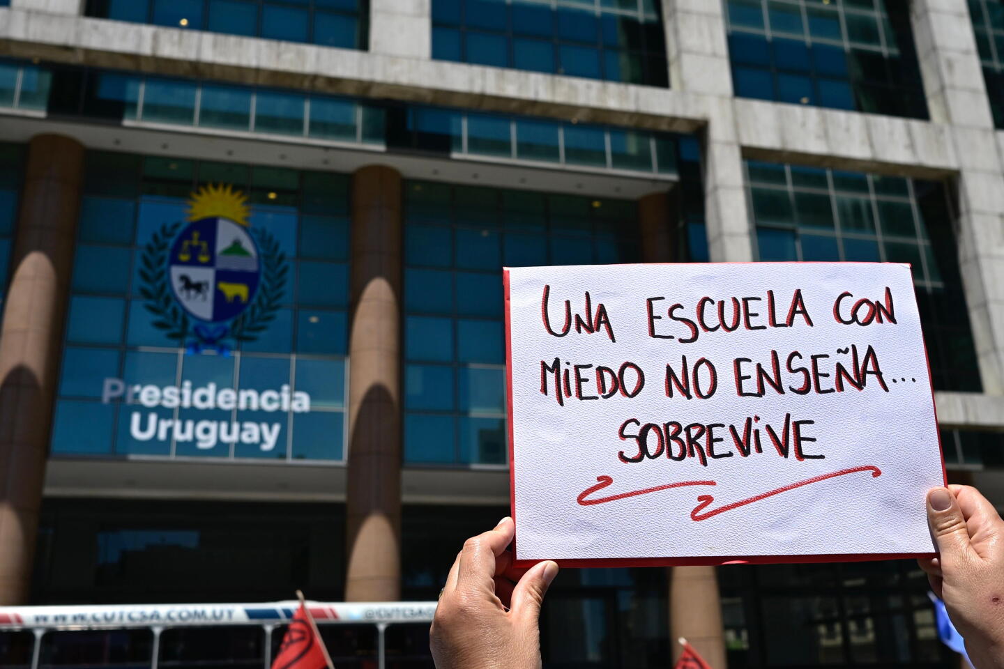 Manifestación de docentes frente a Torre Ejecutiva.