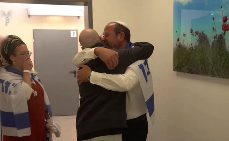 El exrehén Eitan Mor se reúne con su familia luego de la liberación