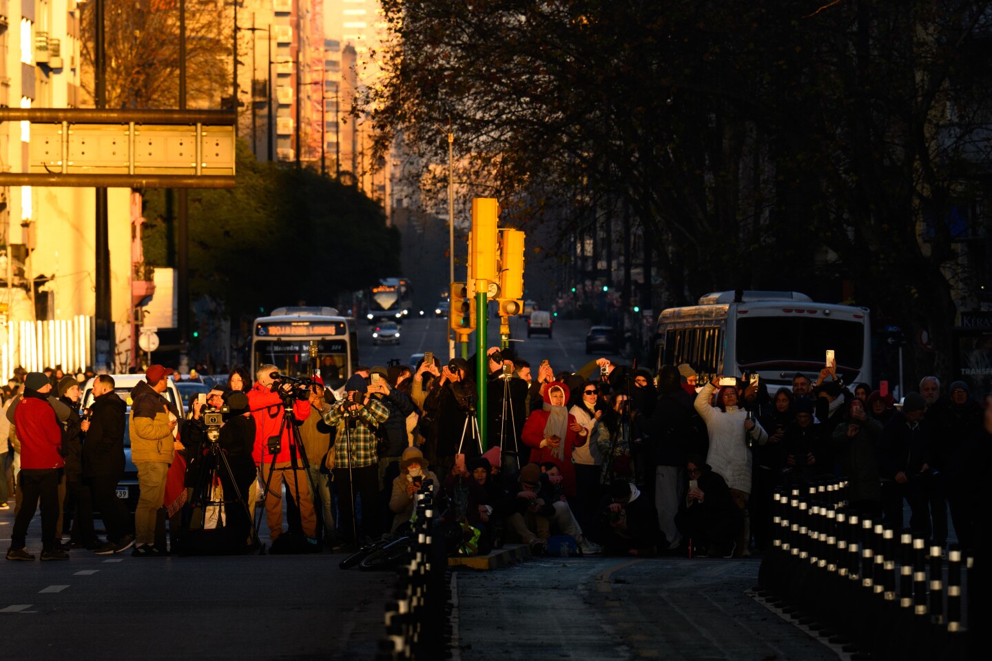 Personas reunidas para ver el amanecer detrás d