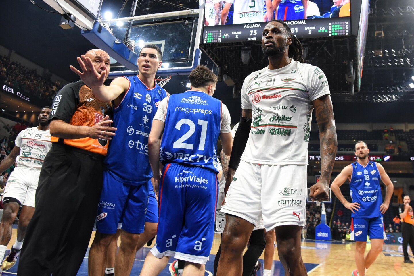 Frank Hassell y Bernardo Barrera en la final entre Nacional y Aguada por la Liga Uruguaya de Básquetbol.