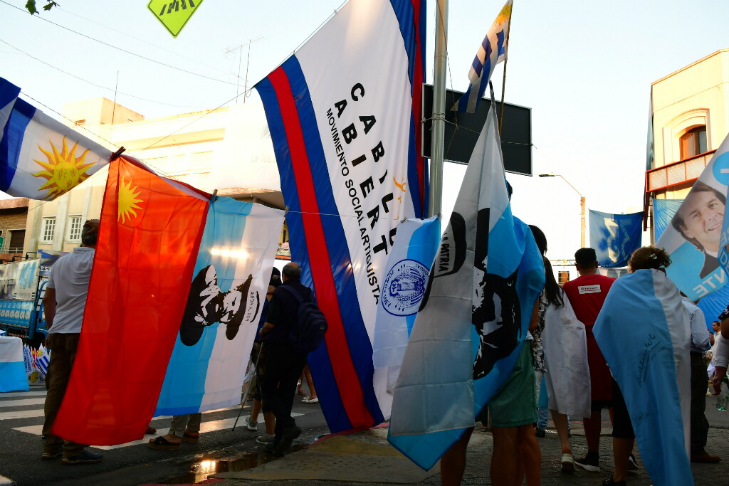Banderas de los partidos de la "coalición multicolor" (coalición de gobierno)