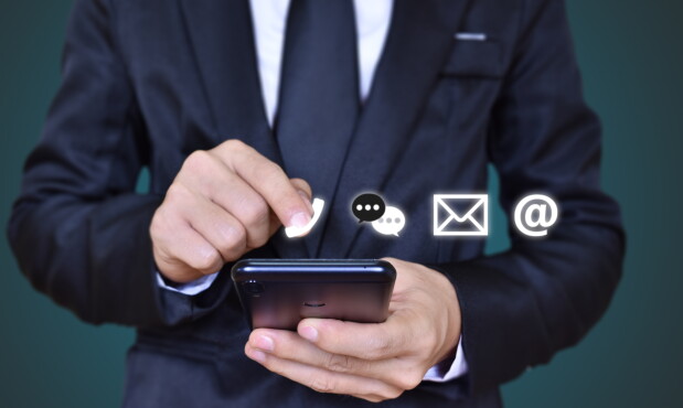 empresario con celular.jpg