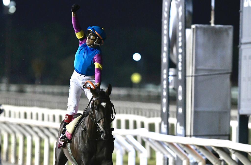 William Pereyra celebra el triunfo de Ever Daddy en el Gran Premio Ramírez.
