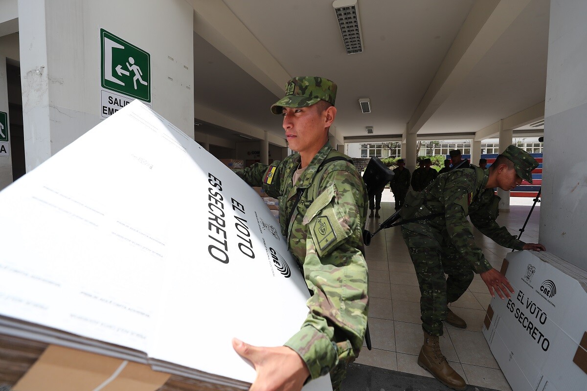 Entrega de material para referéndum en Ecuador