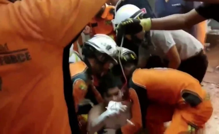 Bomberos rescata a un hombre en Birmania a cinco días del terremoto