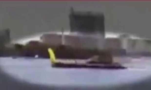 Momento del choque entre una barcaza y un velero en Miami.