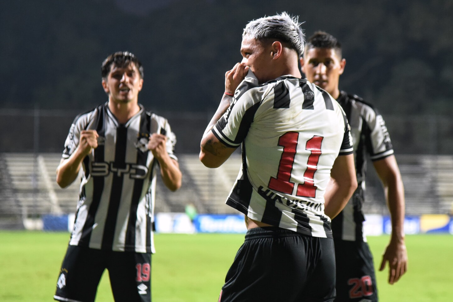 El festejo de Nicolás Ferreira en el partido entre Wanderers y River Plate en el Parque Viera.