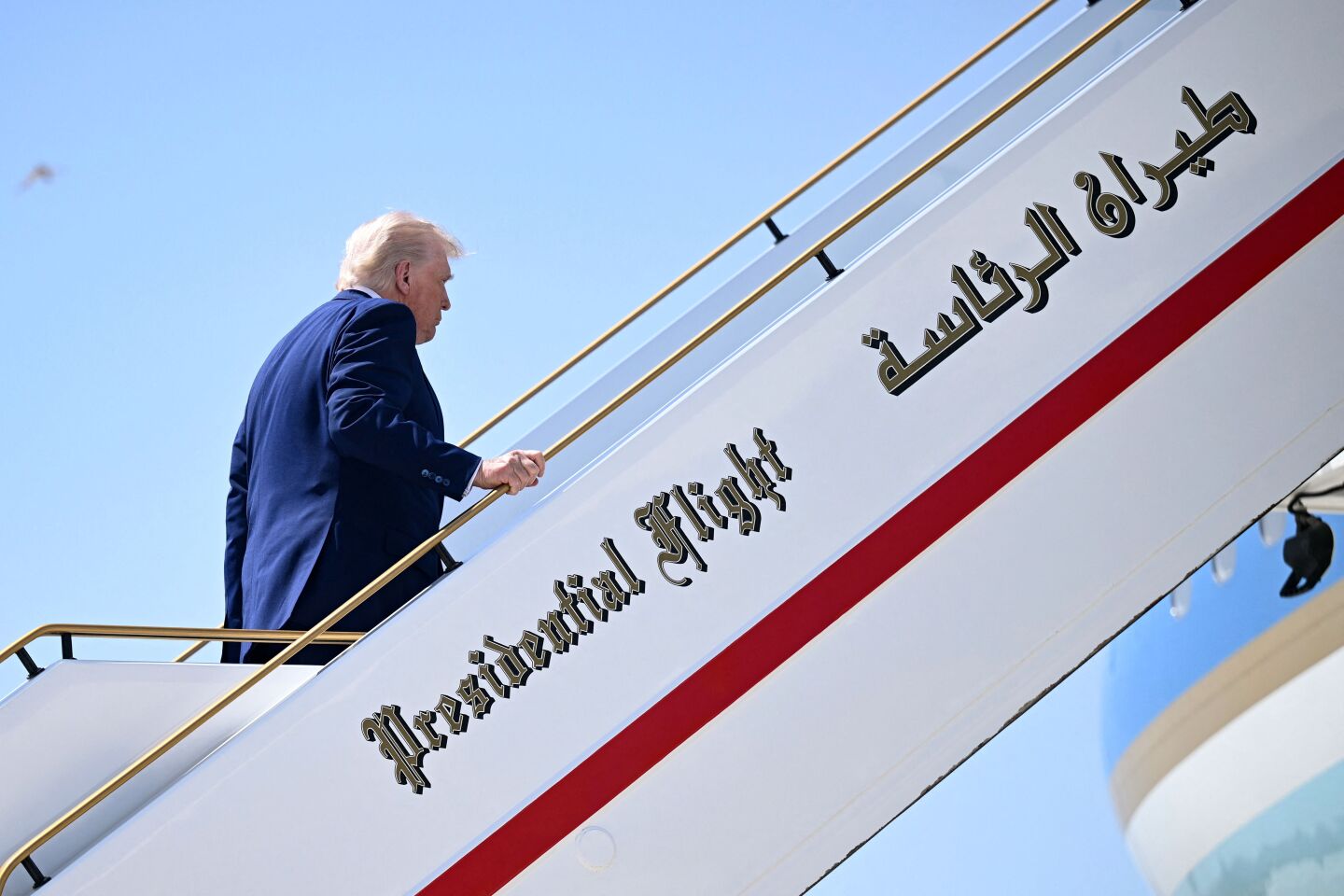 El presidente de Estados Unidos, Donald Trump, sube al Airforce One en Abu Dhabi al final de su gira por Oriente Medio.