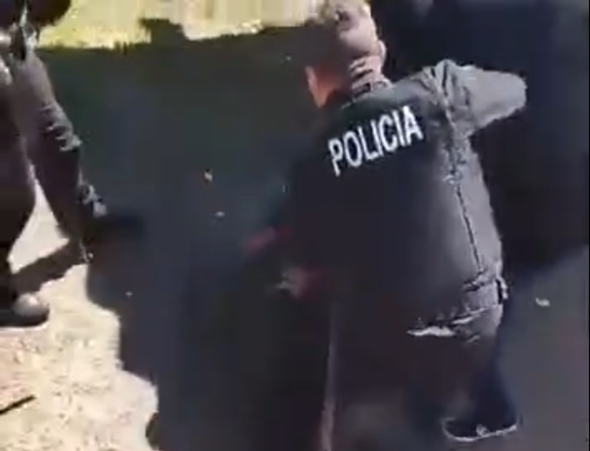 Causaron disturbios en un ómnibus, un policía los enfrentó y le quisieron sacar el arma: quedaron en libertad